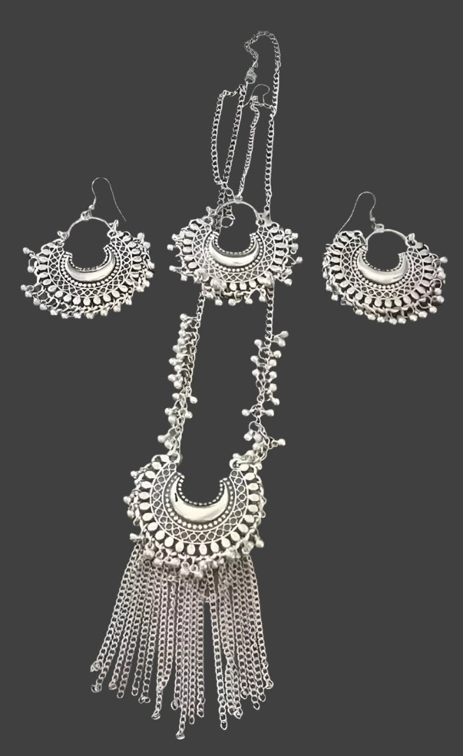 Shimmering Trending Oxide Silver Diva Style Alloy Jewellery Set For Women
Color: Silver
Material: Oxide Alloy Silver
Country of Origin: INDIA
Striking a perfect balance of tradition and elegance, this oxidized silver-plated jewellery set has a breathtaking design. This set has got beautiful textured design that add to the overall appeal. Team it with any ethnic outfit for adding a traditional grace.